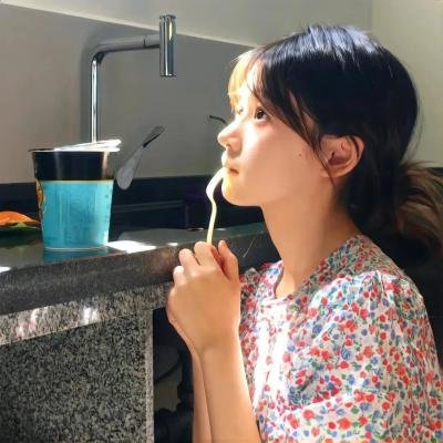衣衫褴褛的罗尼